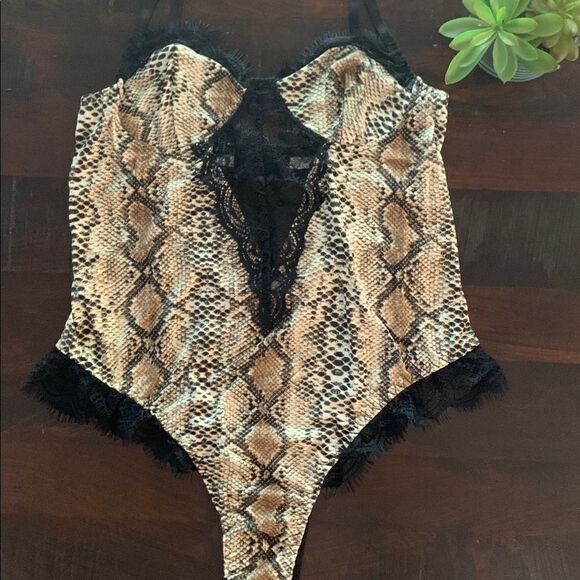 Sexy Snakeskin and Lace Teddy Lingerie - Picture 8 of 8